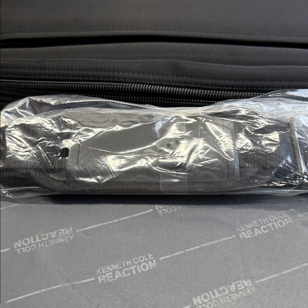 Kenneth Cole Reaction Black Messenger Bag, laptop bag up to 15,4” - Picture 6 of 6